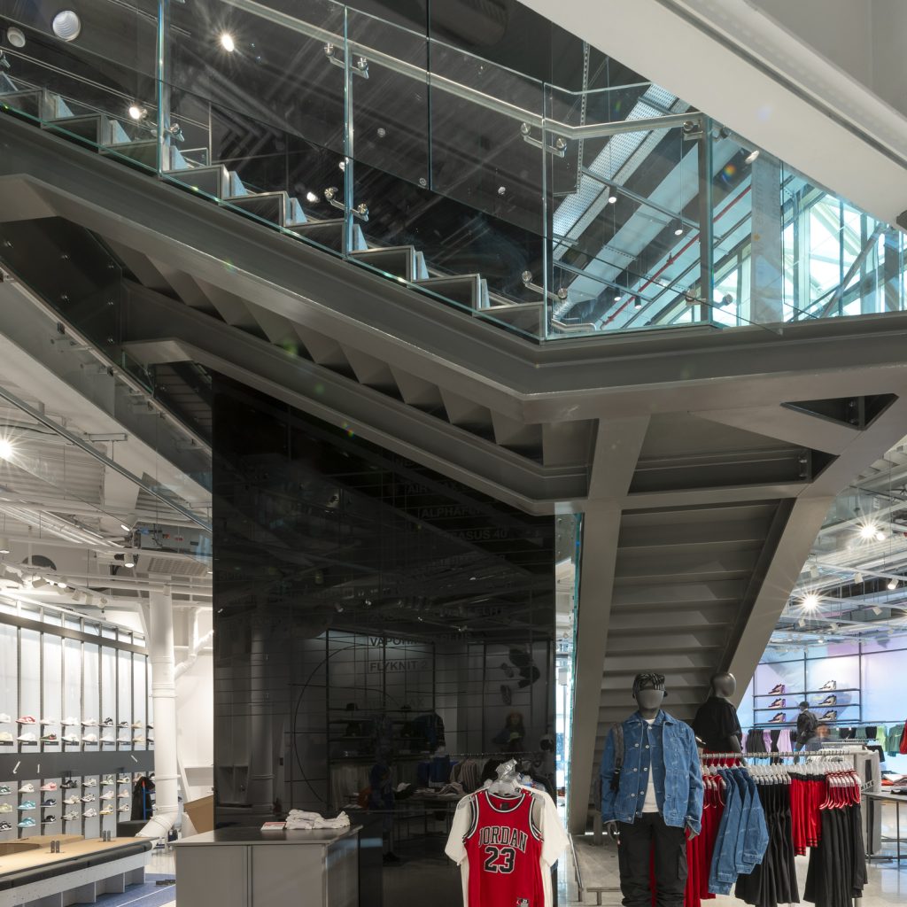 Escalier métallique noir installé dans un magasin de vêtements