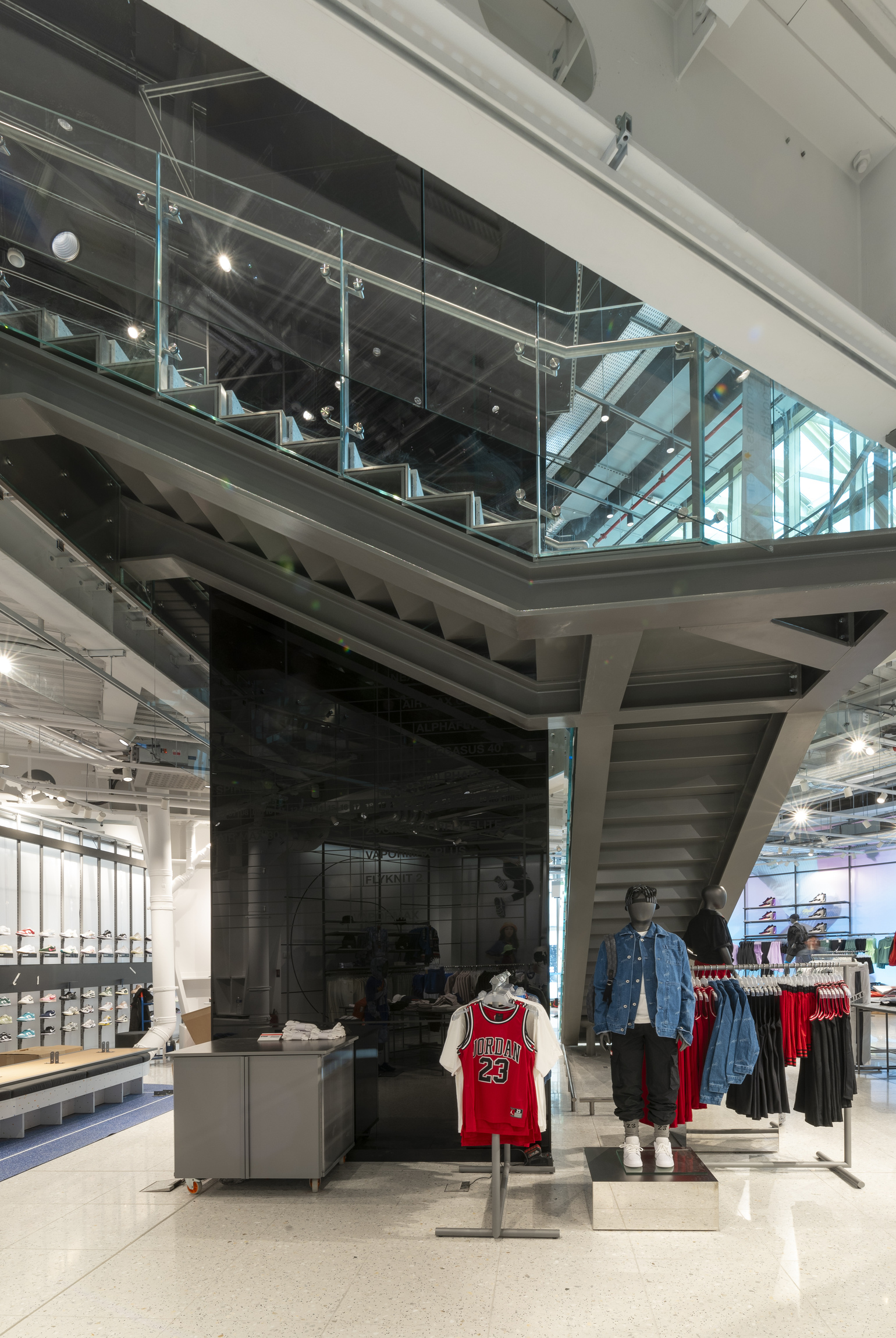 Escalier métallique noir installé dans un magasin de vêtements