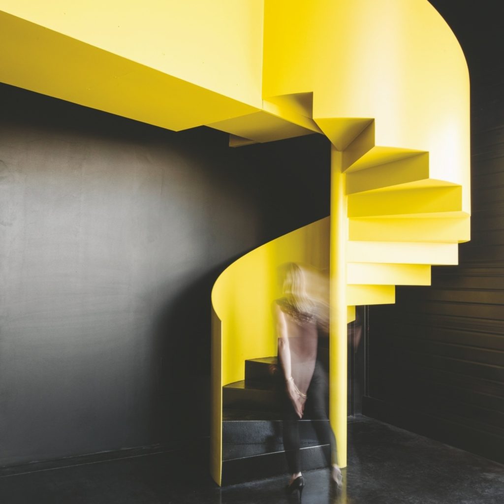Escalier hélicoïdal métallique jaune