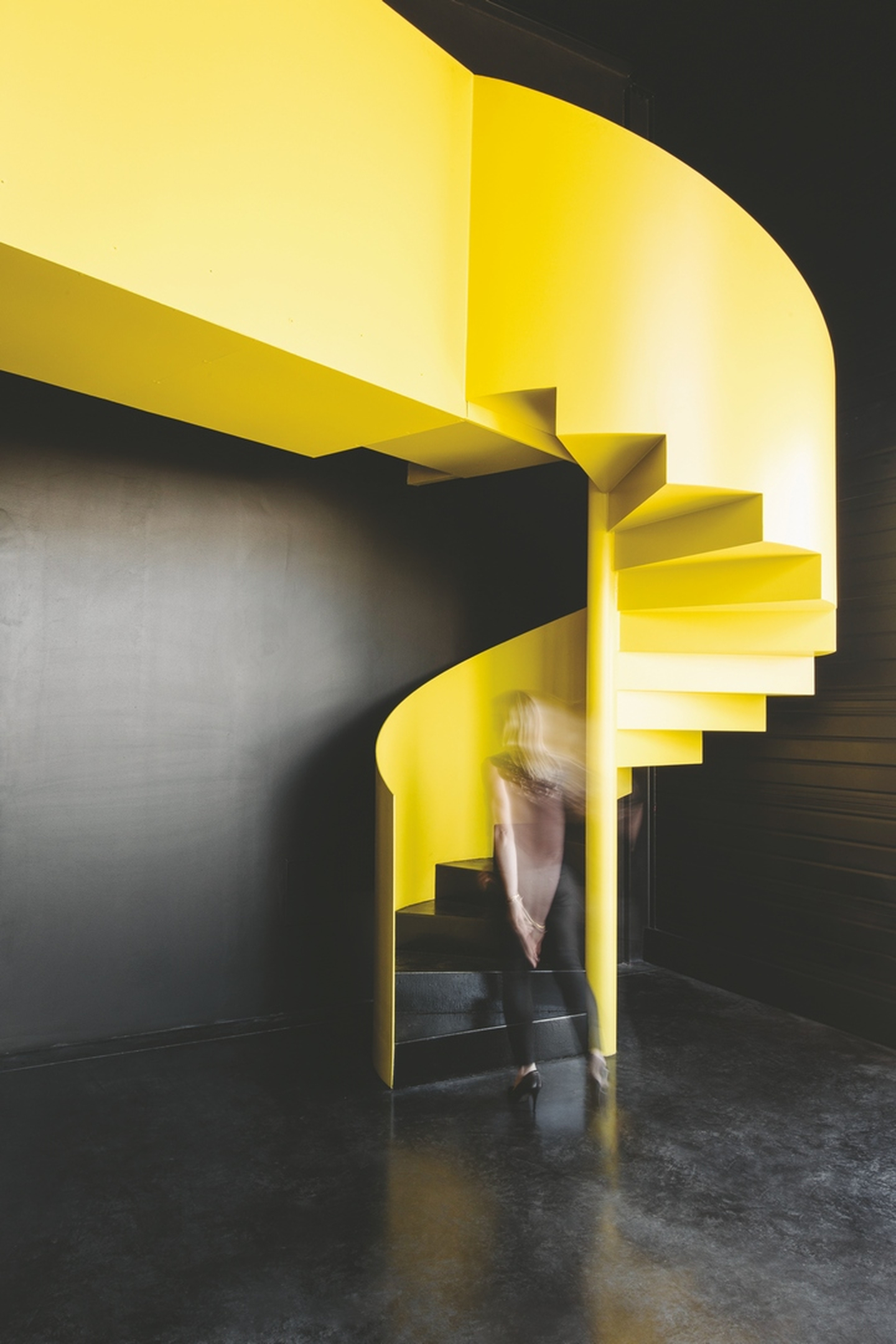 Escalier hélicoïdal métallique jaune