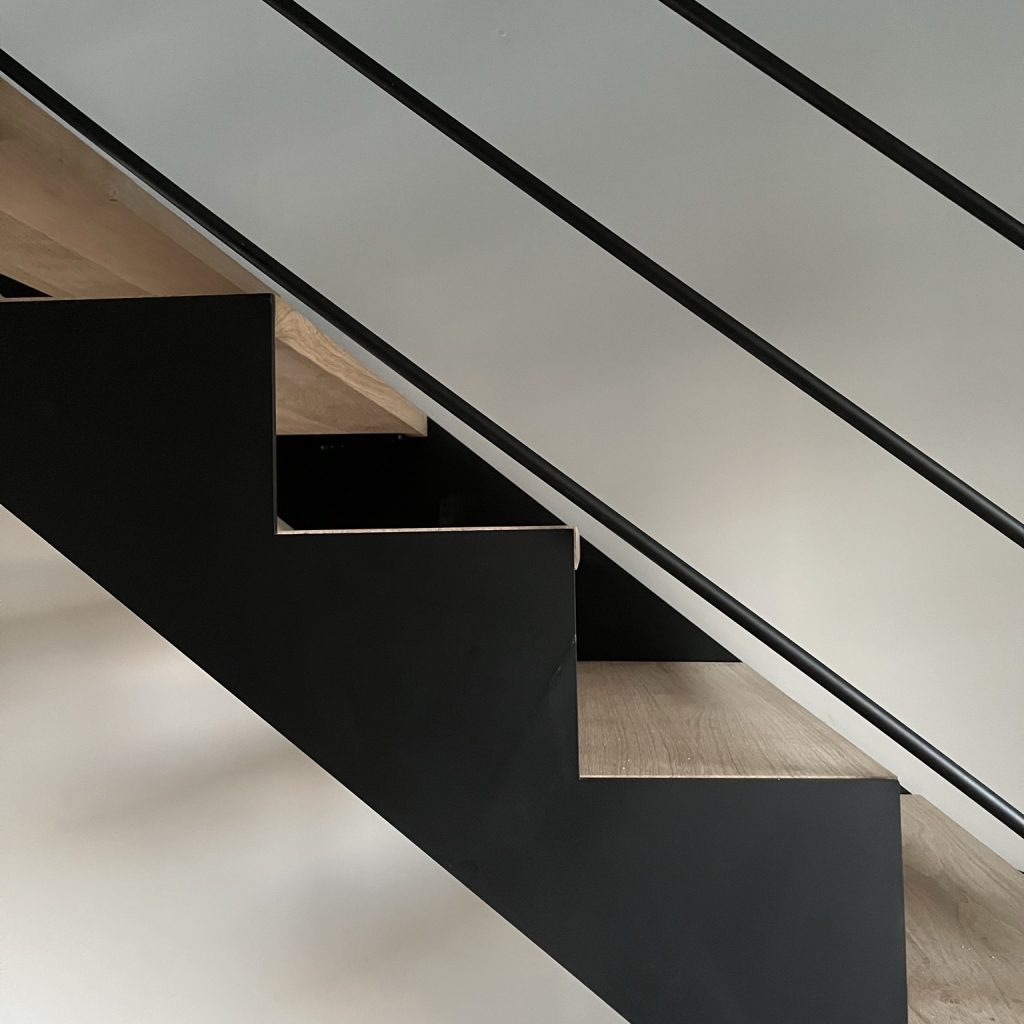 Escalier métallique noir avec des marches en bois