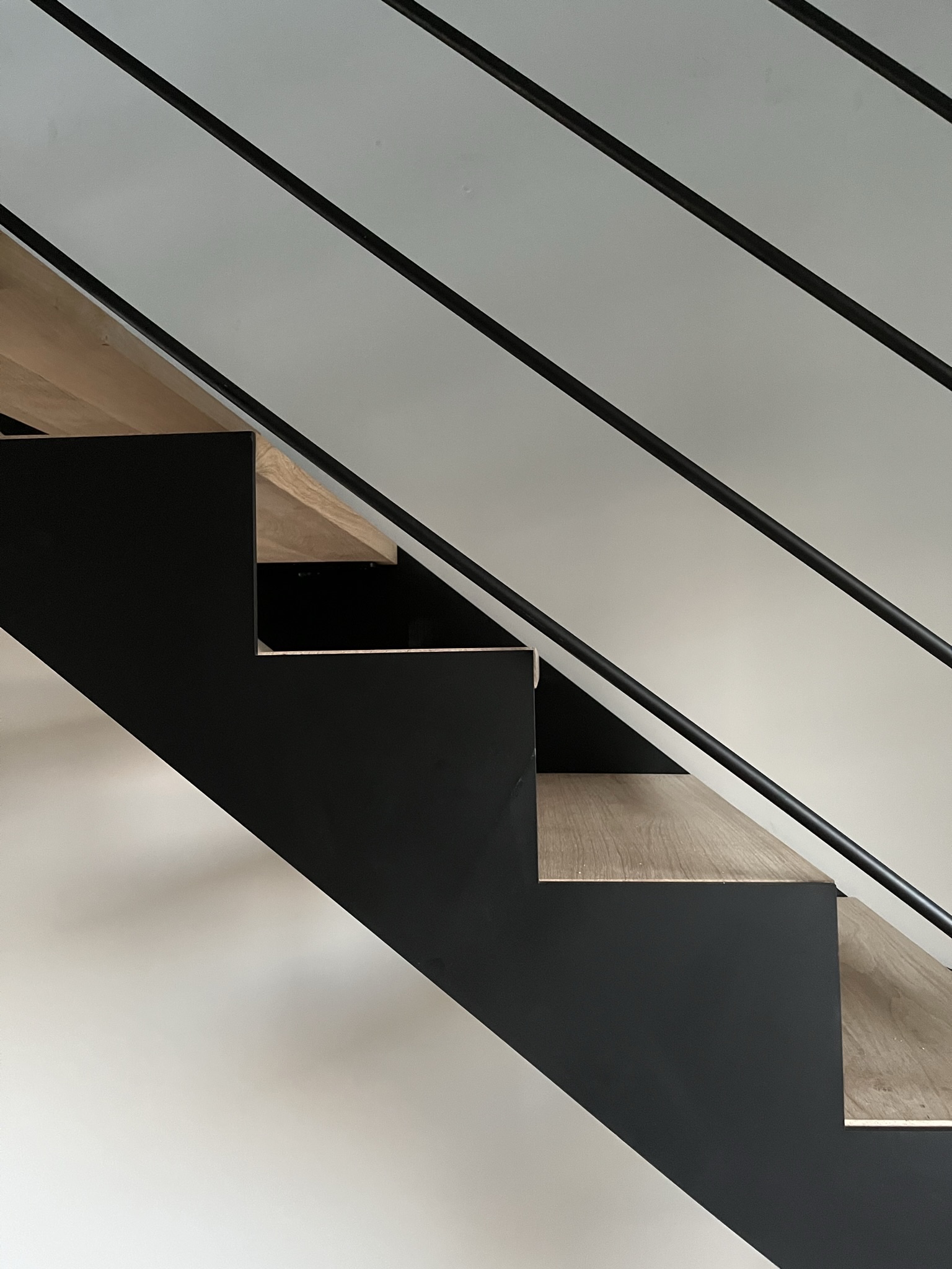 Escalier métallique noir avec des marches en bois