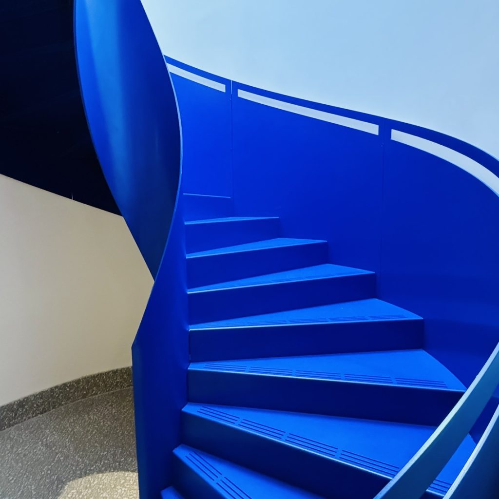 Escalier hélicoïdal métallique bleu