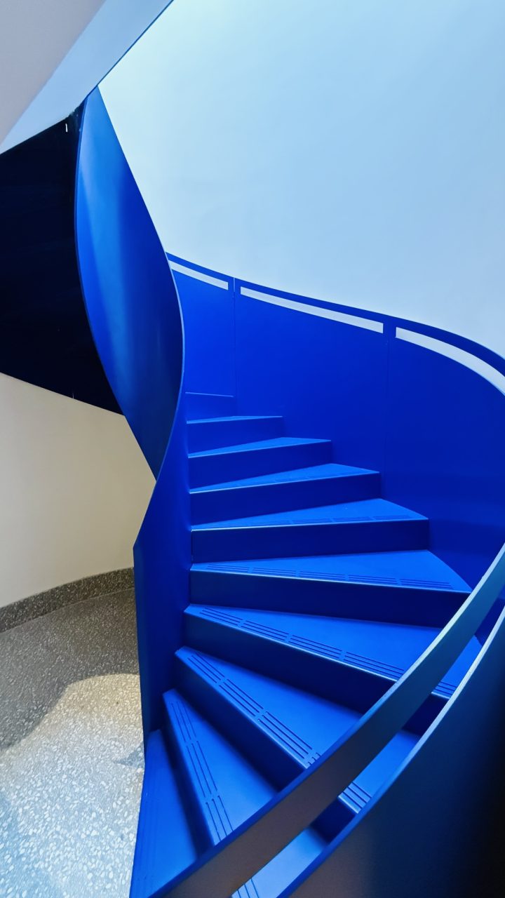 Escalier hélicoïdal métallique bleu