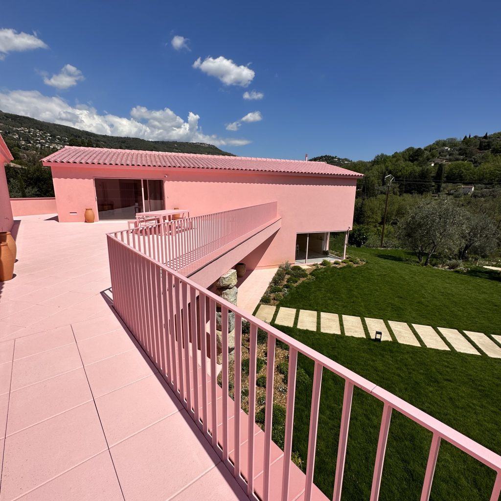 Garde-corps métallique rose placé sur un balcon