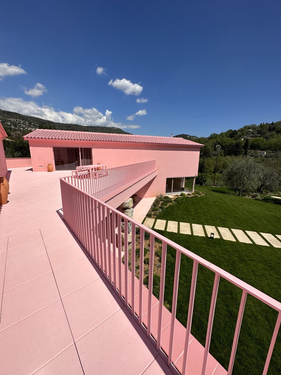 Garde-corps métallique rose placé sur un balcon