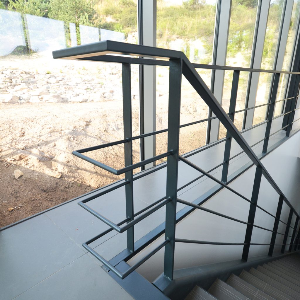 Garde-corps métallique noir placé sur un escalier
