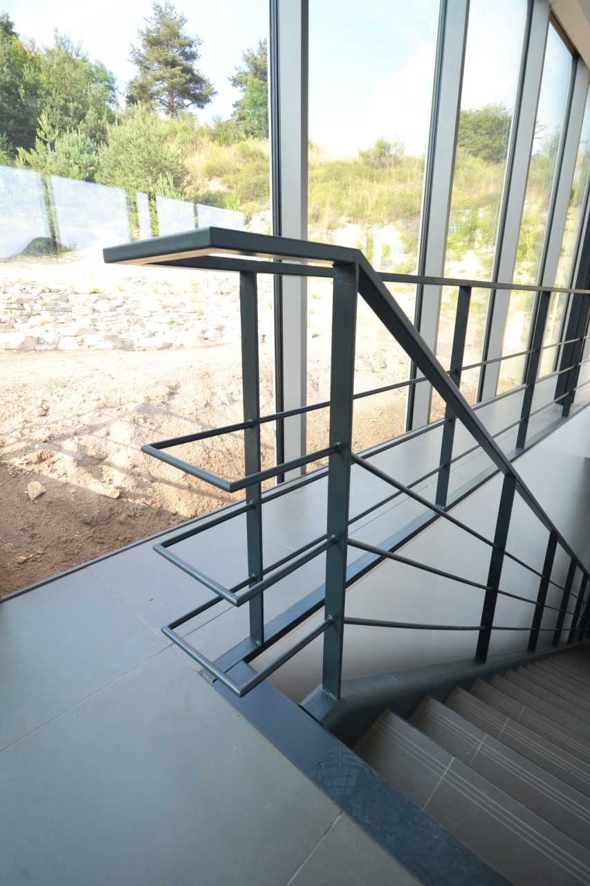 Garde-corps métallique noir placé sur un escalier