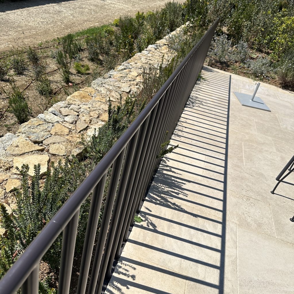 Garde-corps métallique noir placé sur une terrasse extérieure
