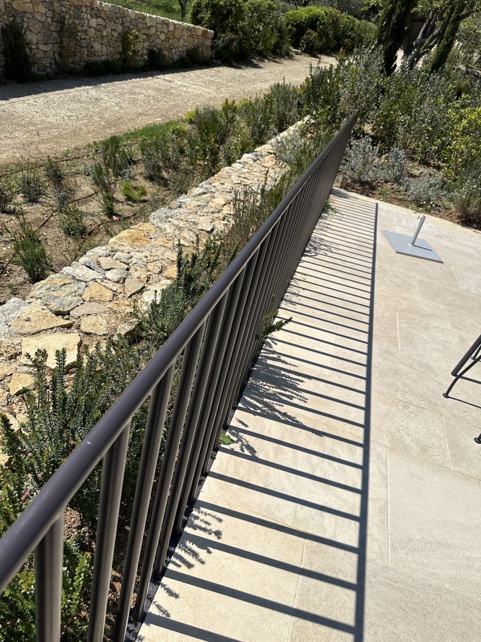 Garde-corps métallique noir placé sur une terrasse extérieure