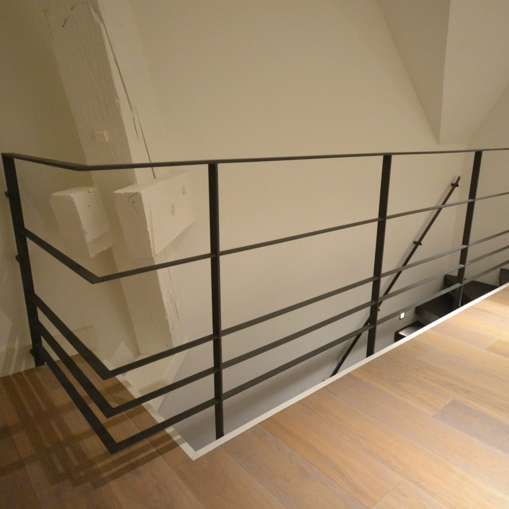 Garde-corps métallique noir placé sur un escalier