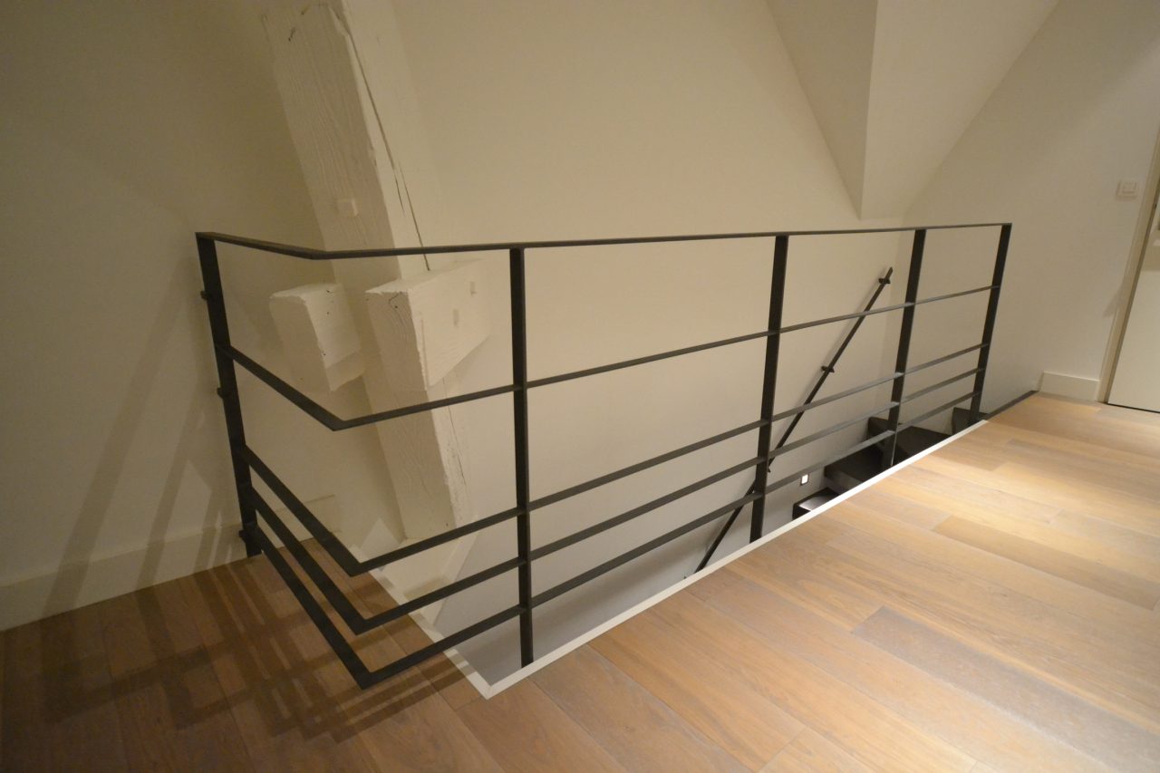 Garde-corps métallique noir placé sur un escalier