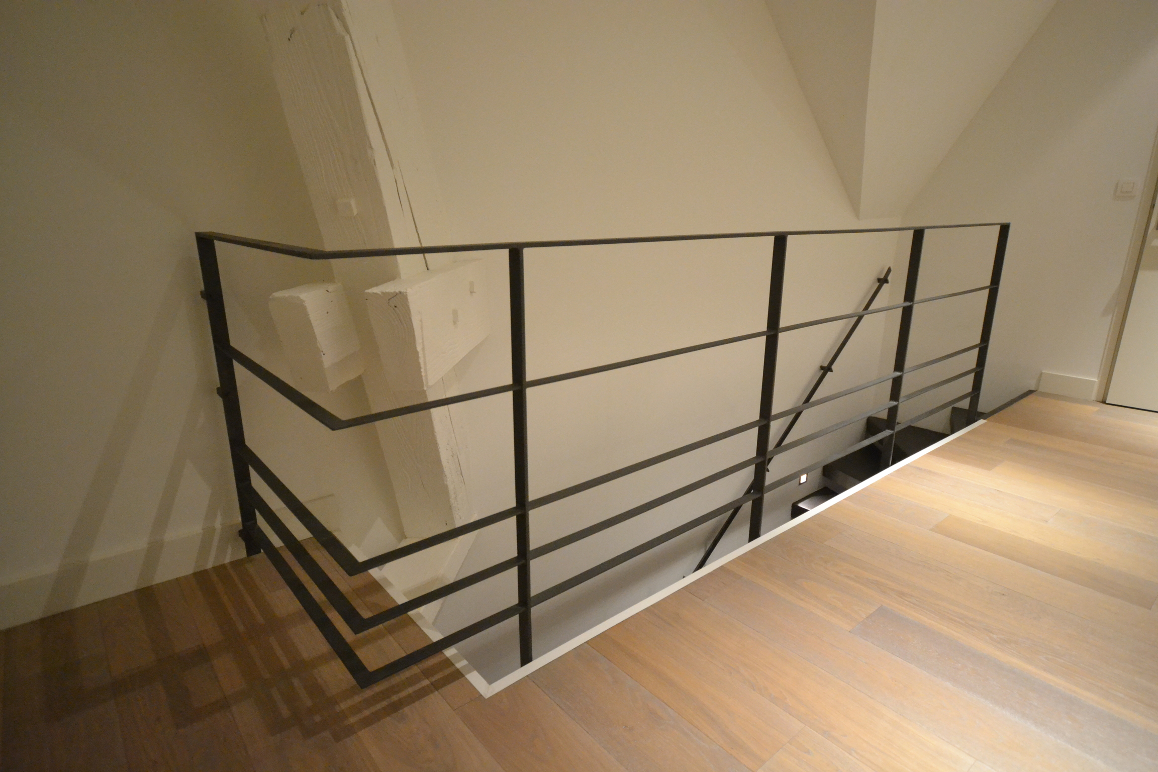 Garde-corps métallique noir placé sur un escalier