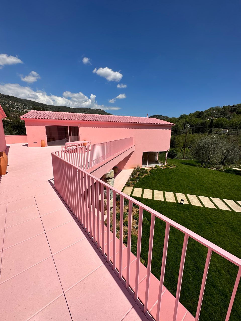 Garde-corps métallique rose placé sur un balcon