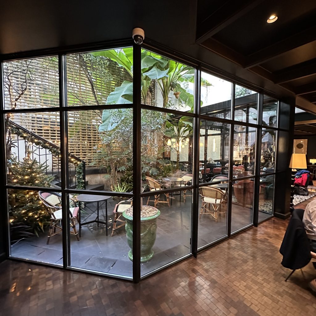 Châssis de fenêtre métallique noir installé au sein d'un restaurant