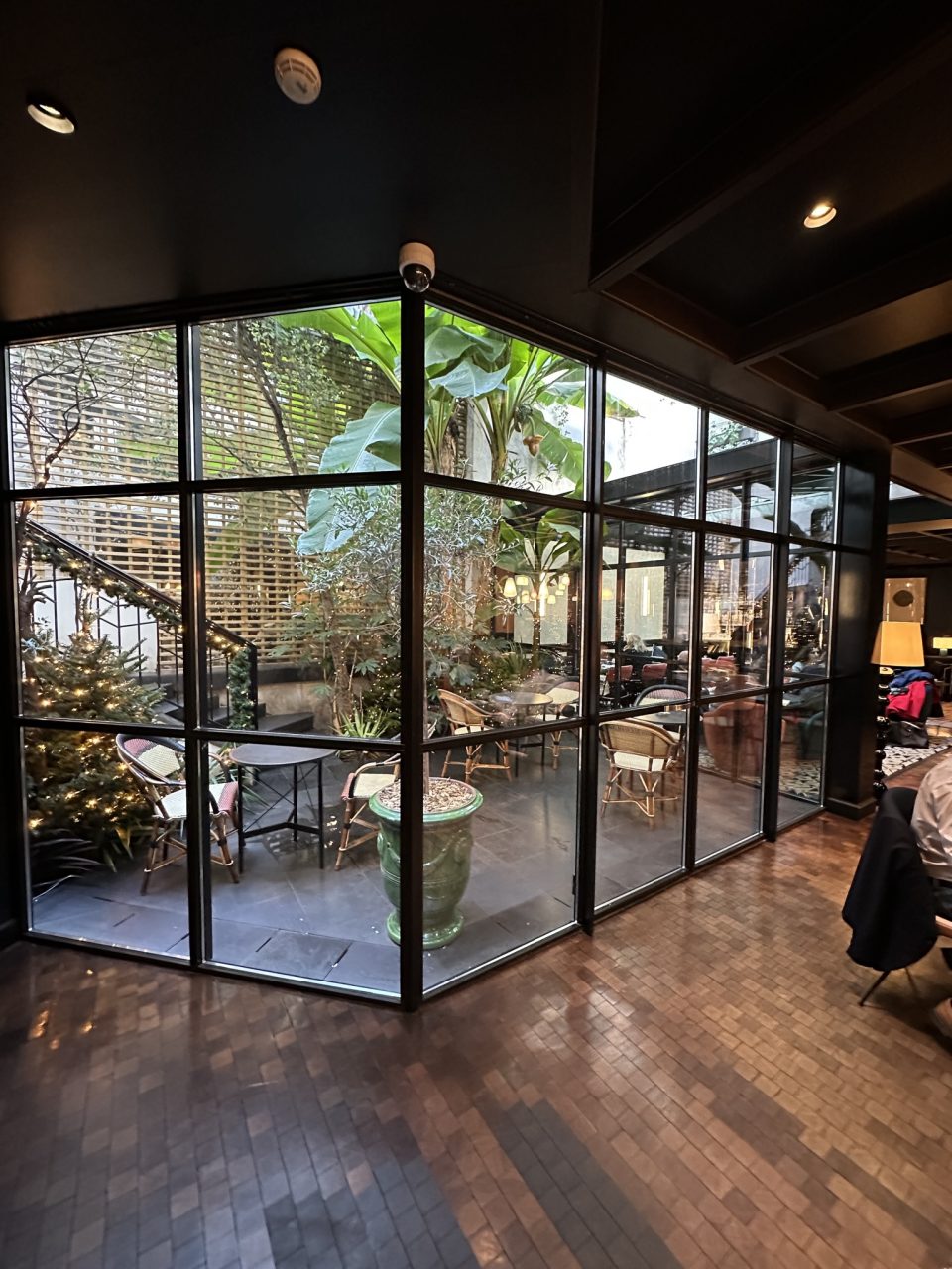 Châssis de fenêtre métallique noir installé au sein d'un restaurant