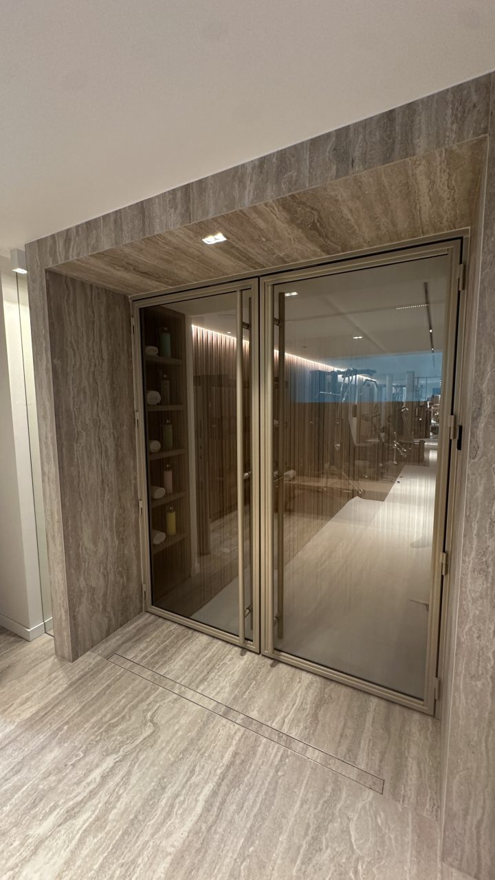 Châssis de porte-fenêtre métallique gris installé au sein d'une résidence