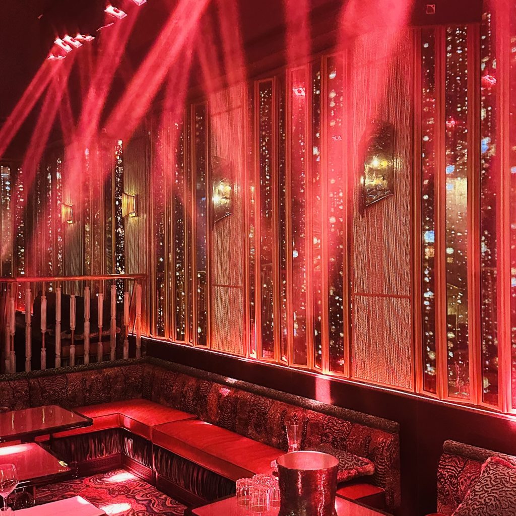 Menuiserie acier dorée située dans un restaurant