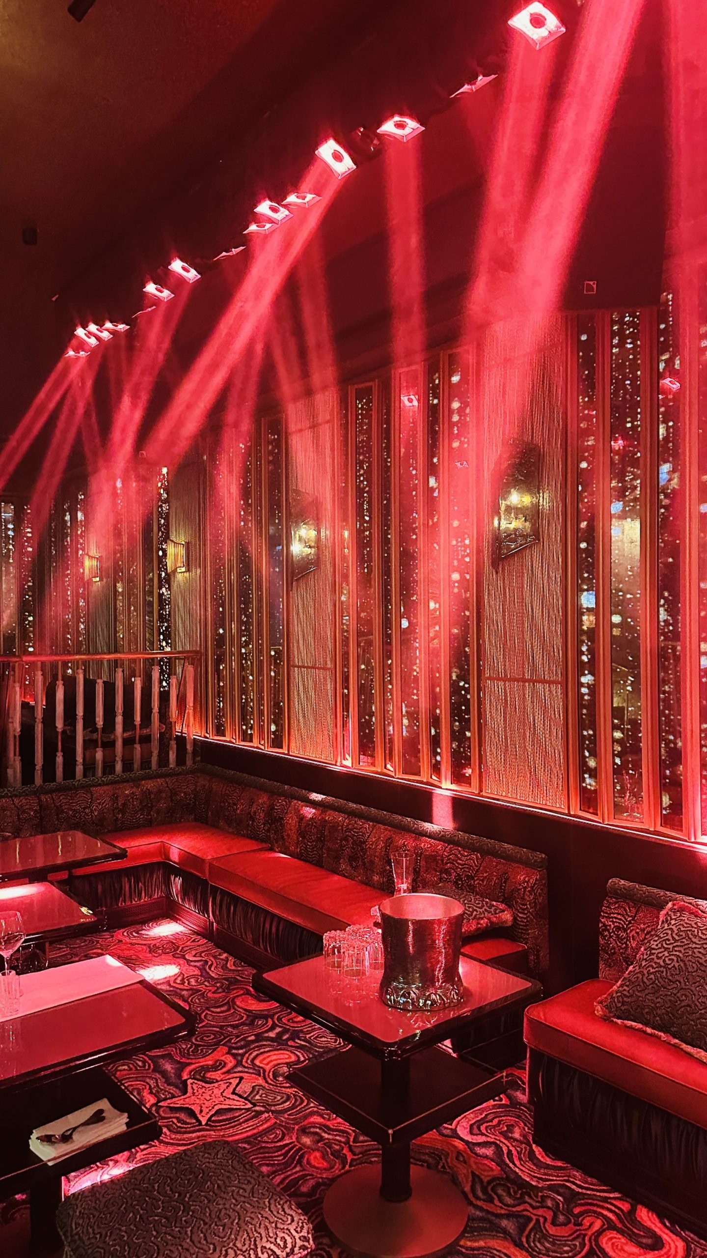 Menuiserie acier dorée située dans un restaurant