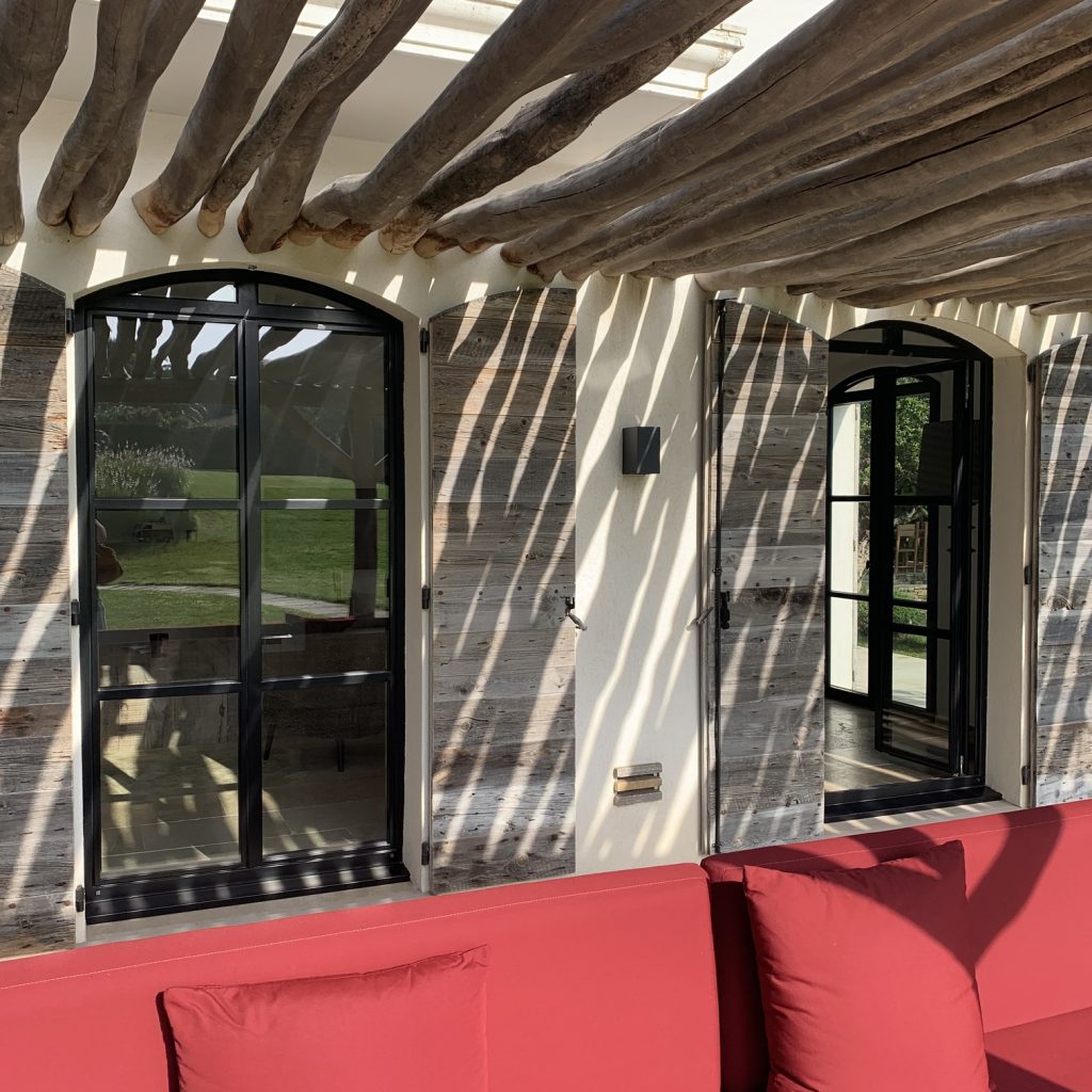Châssis de fenêtre métallique noir installé à l'extérieur d'un bâtiment