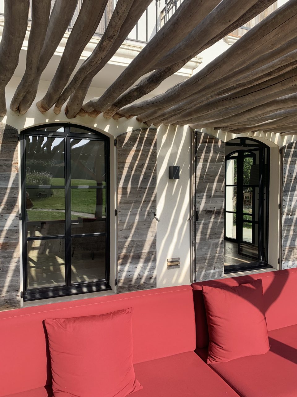 Châssis de fenêtre métallique noir installé à l'extérieur d'un bâtiment