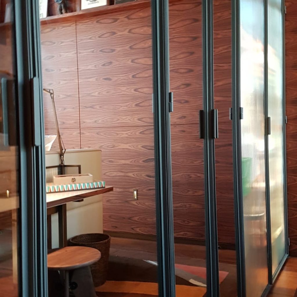 Châssis de porte-fenêtre métallique noir installé au sein d'une résidence