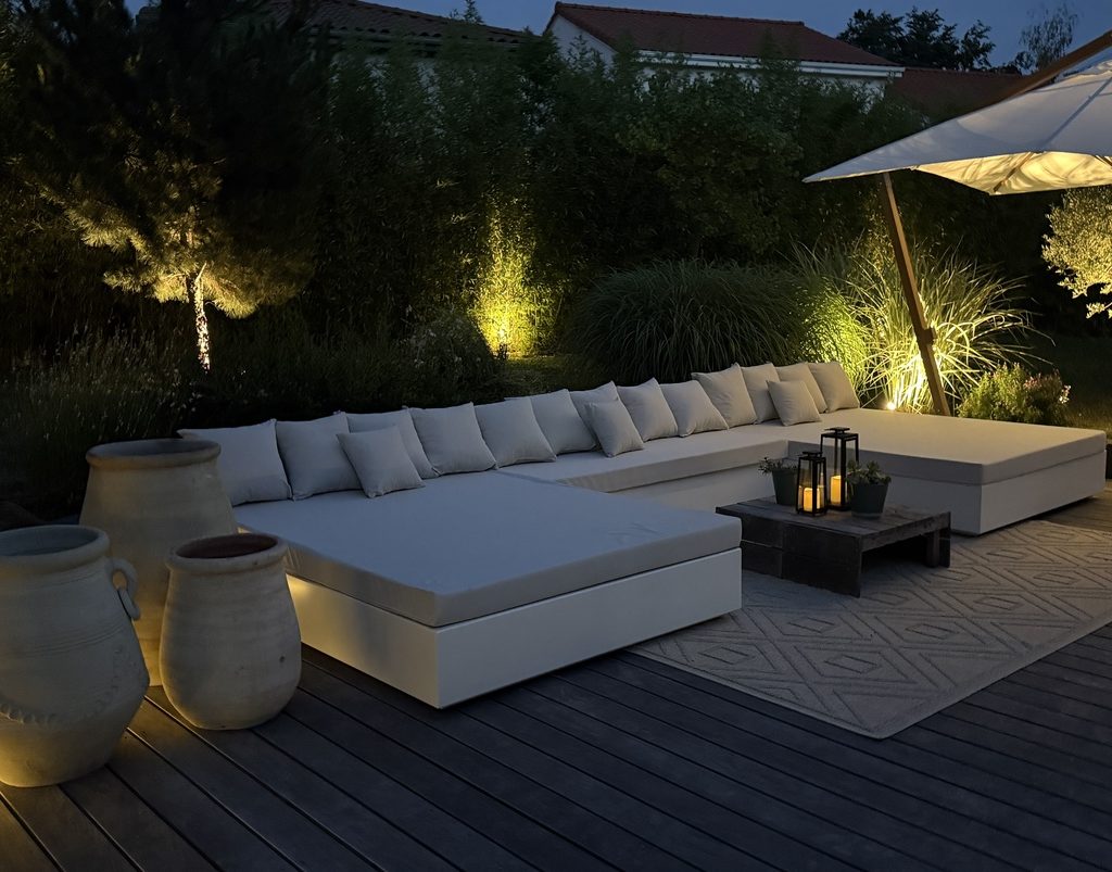 Salon de jardin en début de soirée