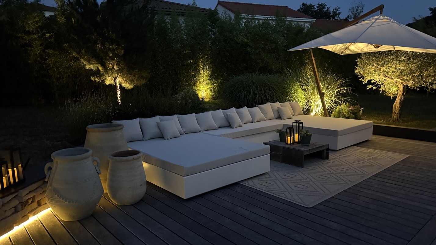 Salon de jardin en début de soirée