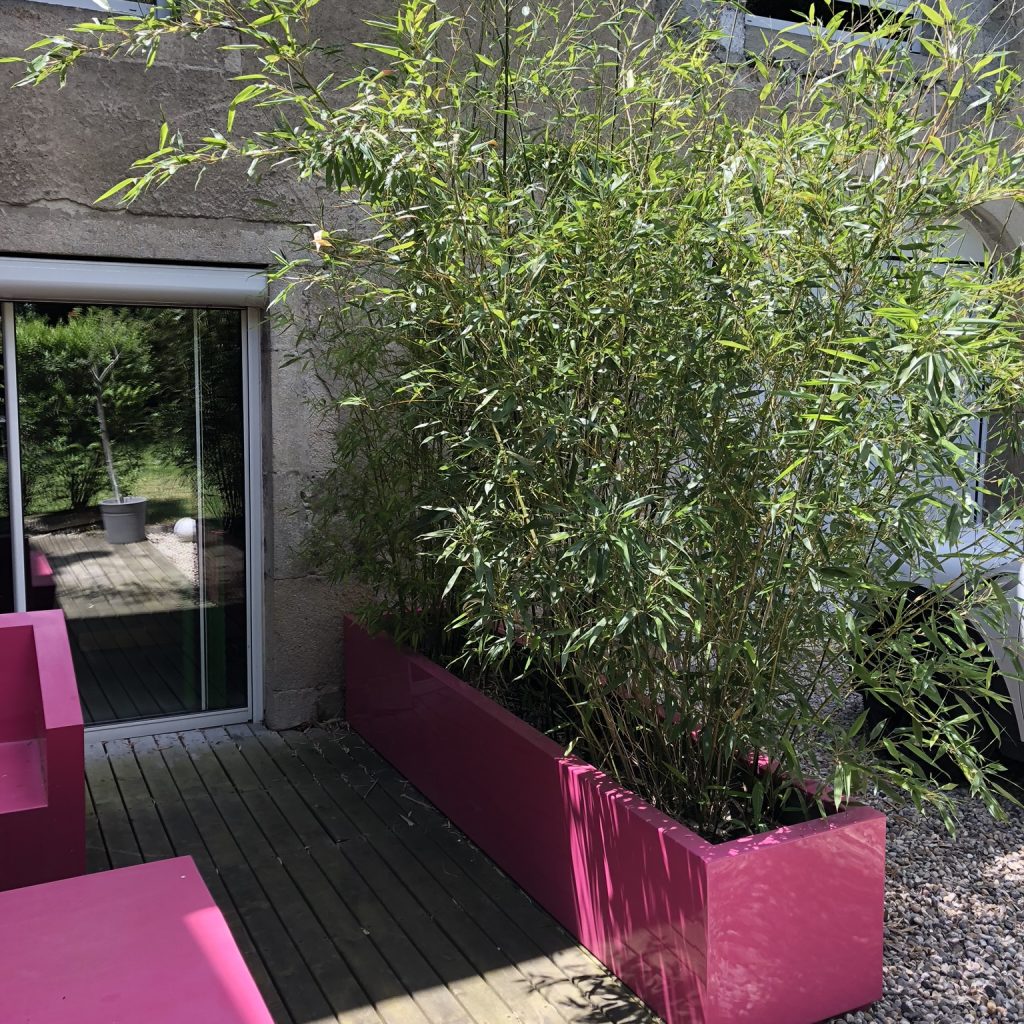 Terrasse extérieure possédant divers meubles de jardin métalliques roses