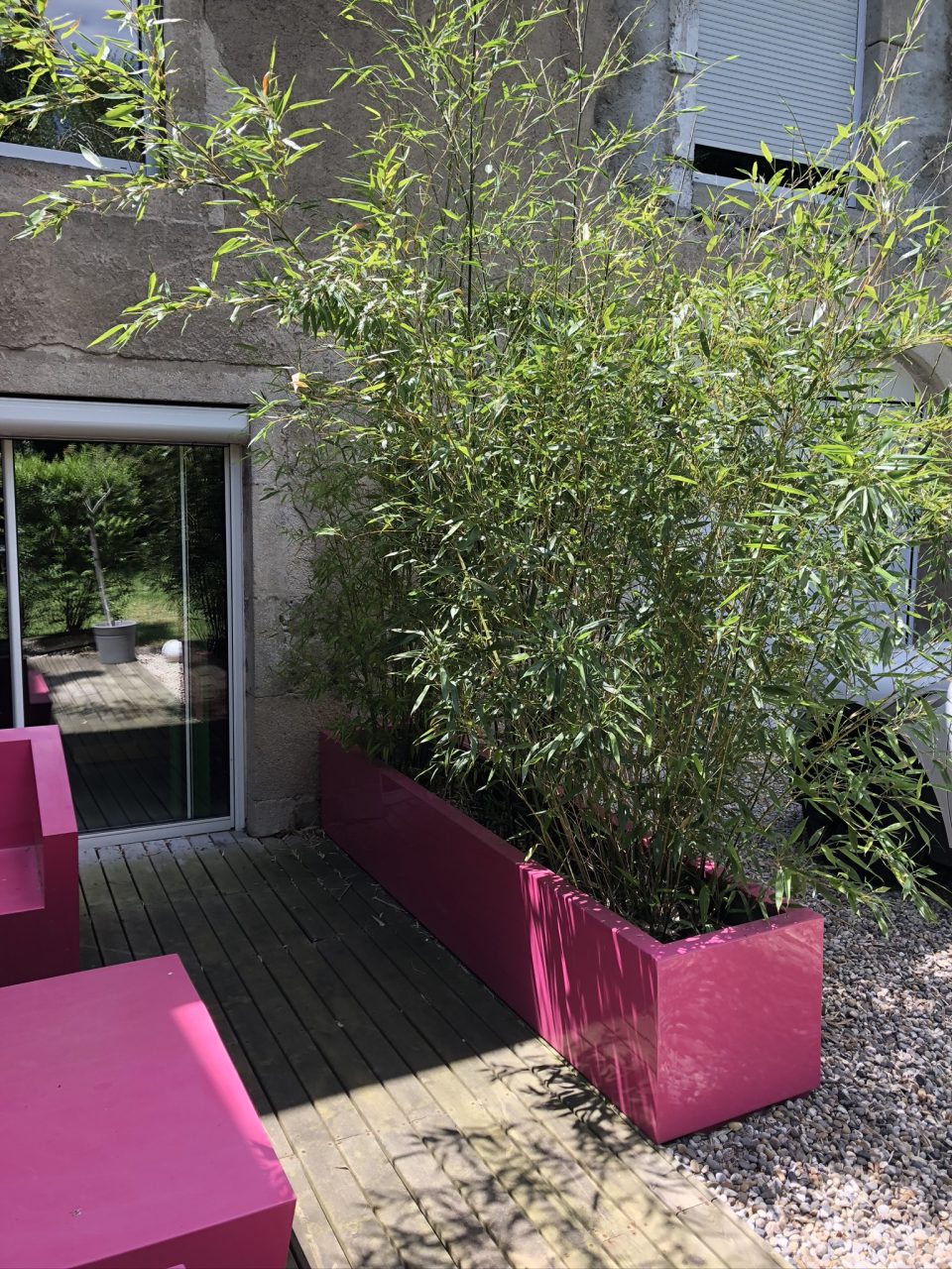 Terrasse extérieure possédant divers meubles de jardin métalliques roses