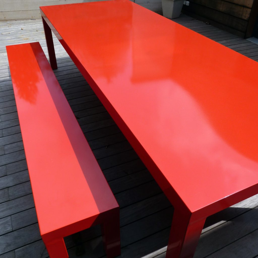 Table extérieure et bancs métalliques rouges