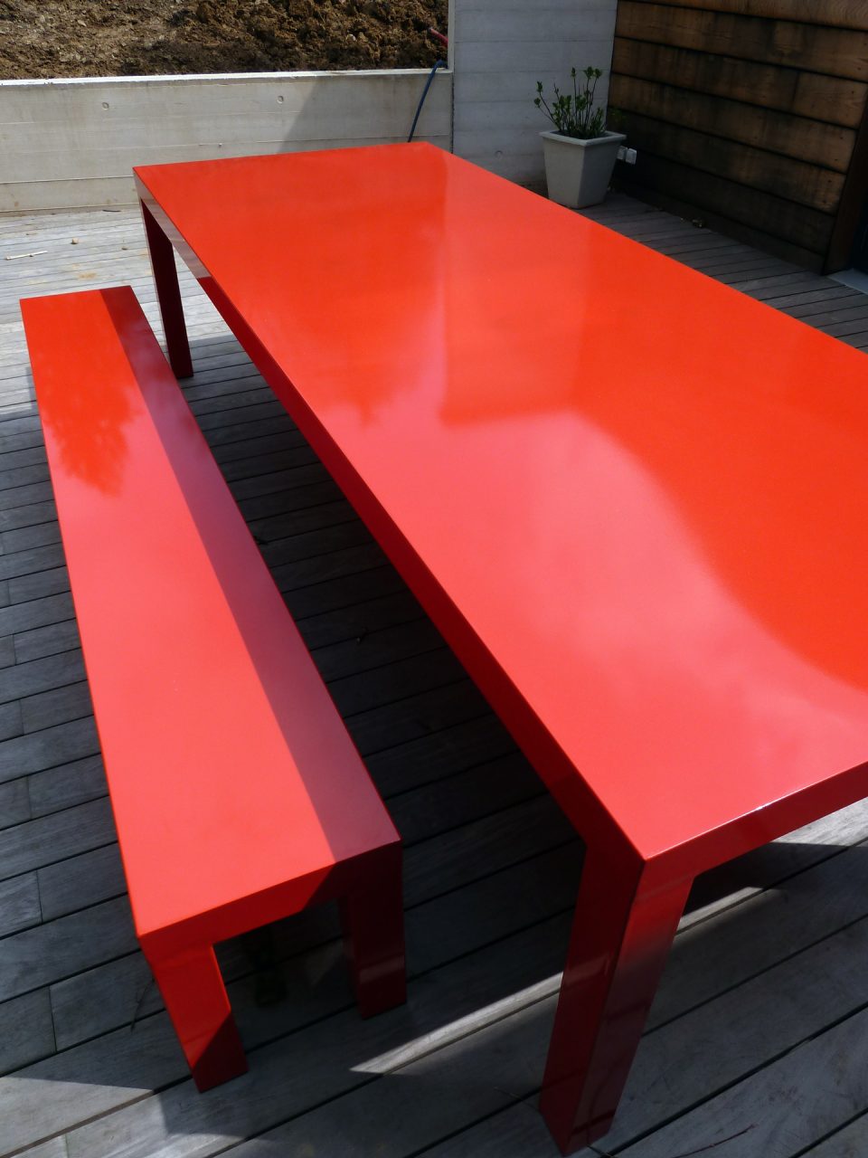 Table extérieure et bancs métalliques rouges