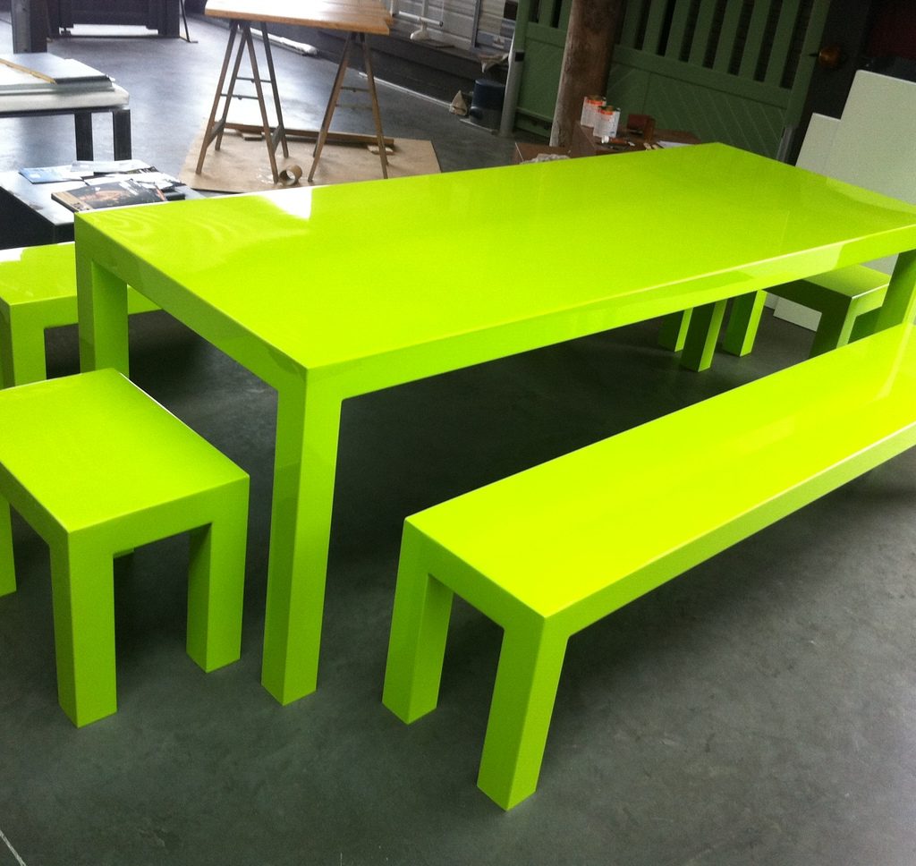 Table extérieure et bancs métalliques verts