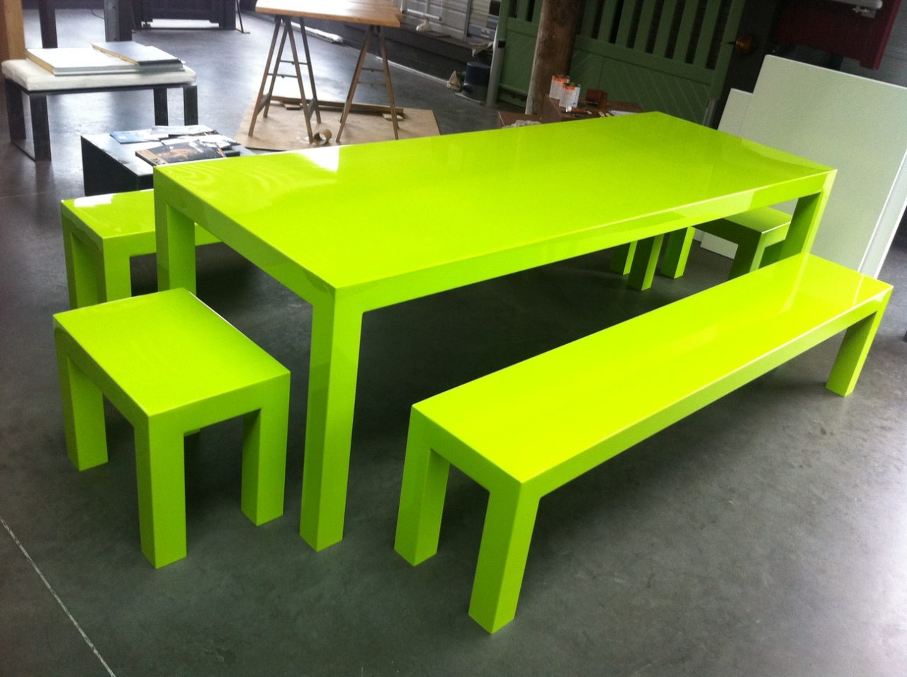 Table extérieure et bancs métalliques verts