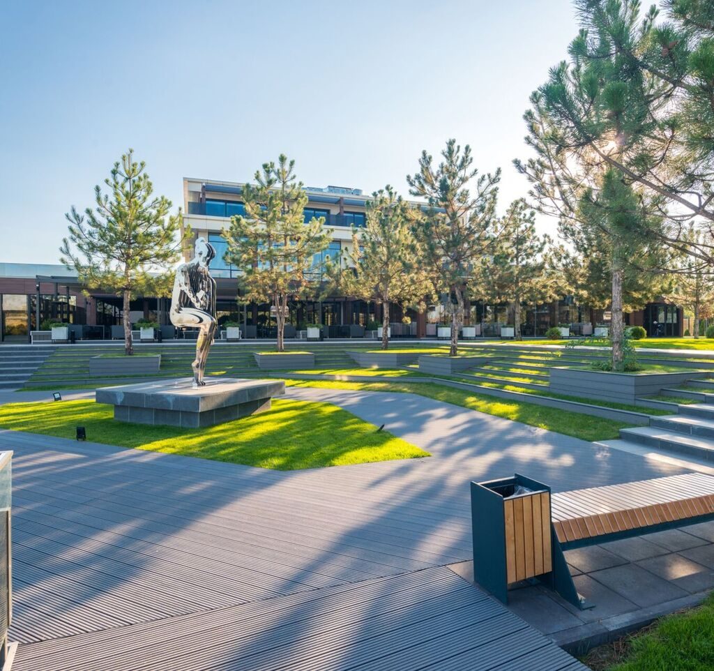 Parc urbain contenant divers mobiliers