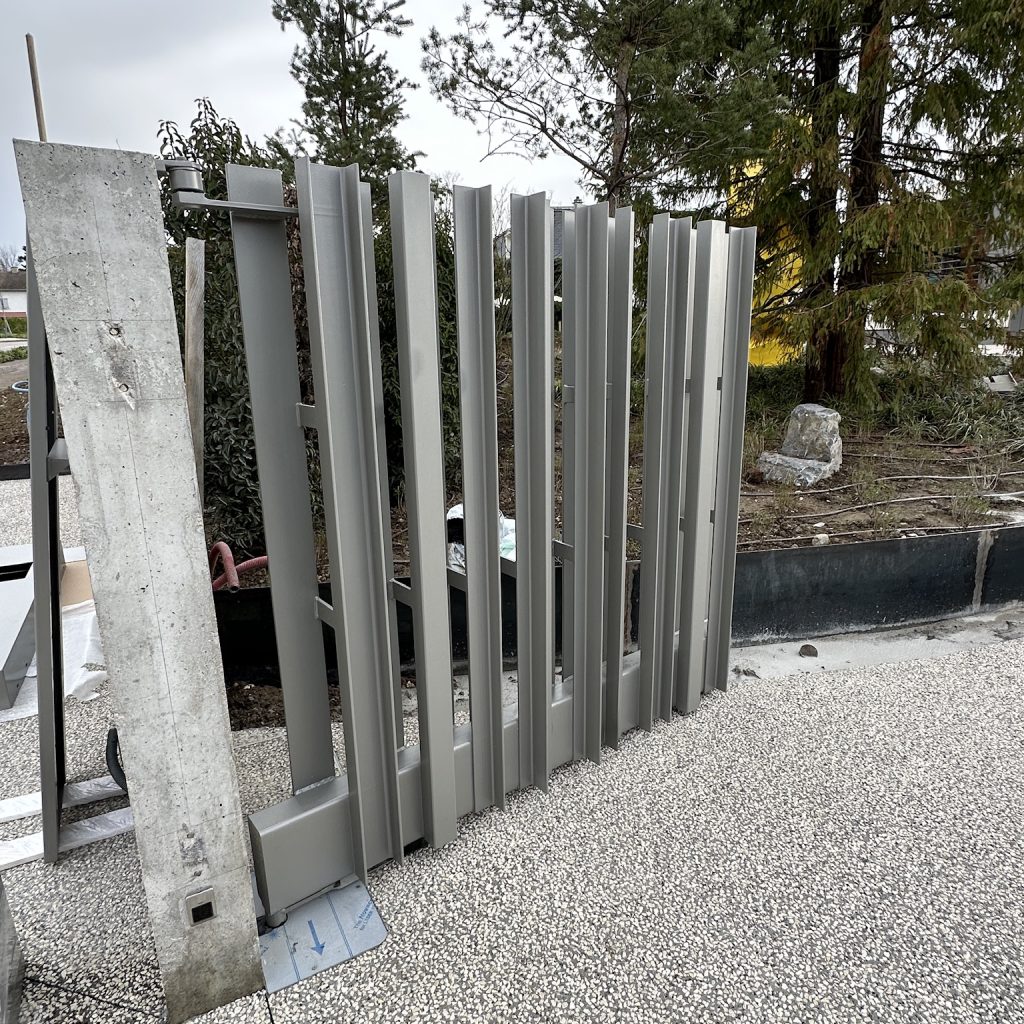 Portail métallique gris ouvert