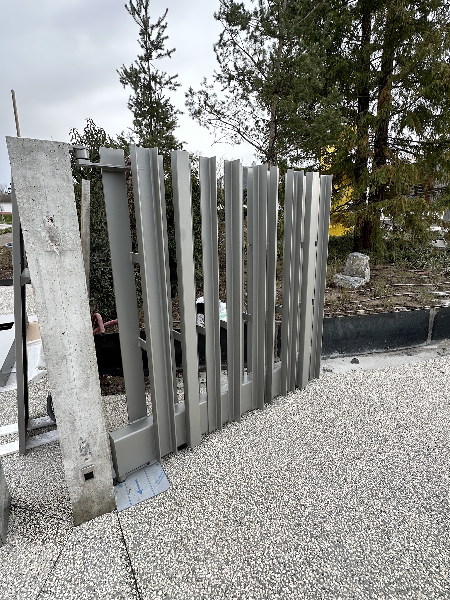 Portail métallique gris ouvert