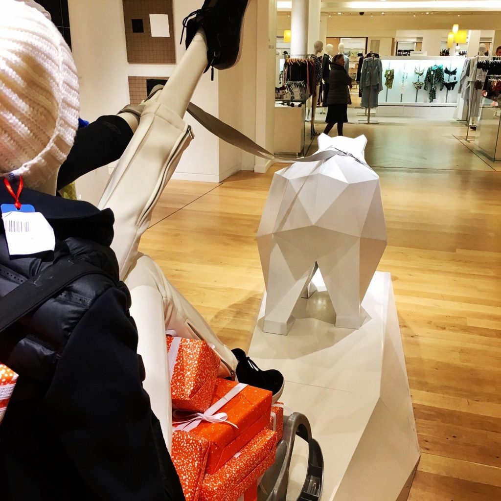 Sculpture métallique blanche représentant un ours polaire située dans un magasin de vêtements